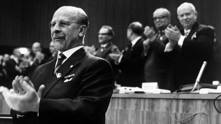 Der Vorsitzende der SED Walter Ulbricht eröffnet am 15.01.1963 den Parteitag der SED.