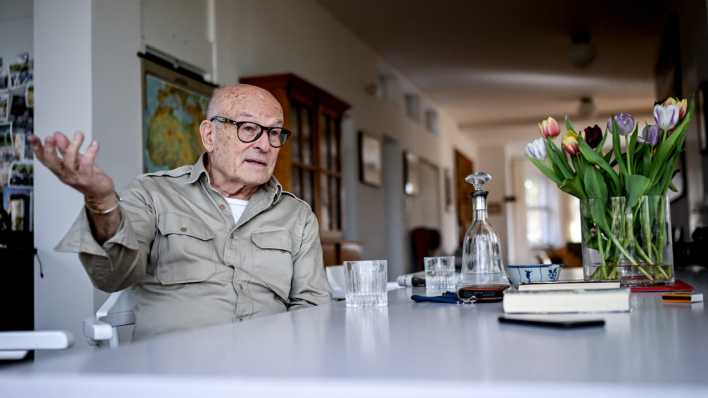Der Regisseur Volker Schlöndorff beim Interview in seinem Haus in Potsdam (Bild: Britta Pedersen/dpa )
