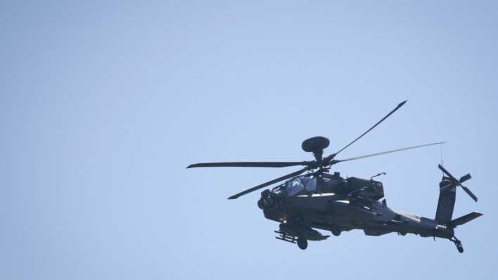 Ein Apache Helikopter fliegt bei einer Nato-Übung in Estland über eine Militärbasis in Tapa.