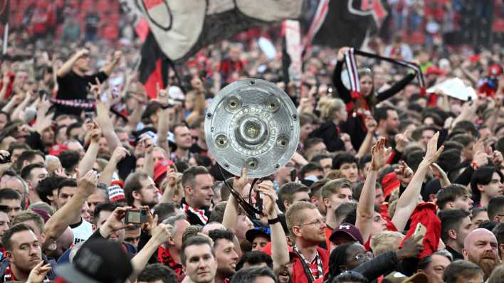 Leverkusen Fans feierten die Deutsche Meisterschaft auf dem Rasen der BayArena