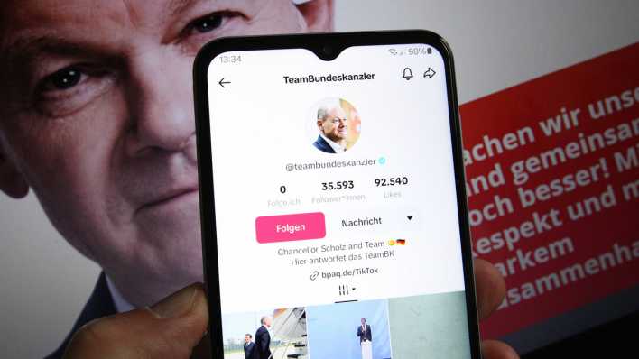 Auf einem Handy ist der neue Account von Bundeskanzler Olaf Scholz auf dem Videokanal TikTok zu sehen.