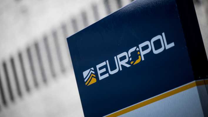 Ein Schild "Europol" ist am Gebäude von Europol zu sehen.