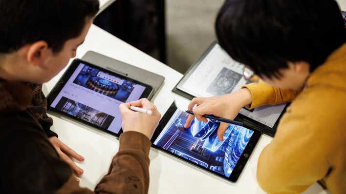 Schüler betrachten Bilder auf Tablet-Geräten (Bild: picture alliance / dpa | Matthias Balk).