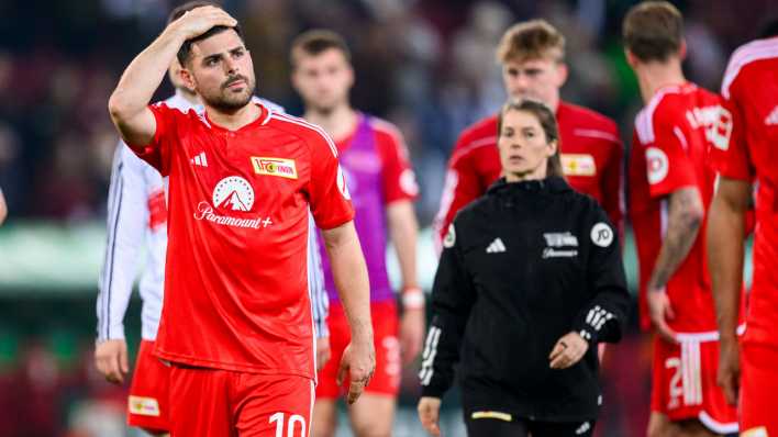 Union Berlins Kevin Volland (l) reagiert nach dem Spiel gegen den FC Augsburg unzufrieden. (Bild: Tom Weller/dpa)