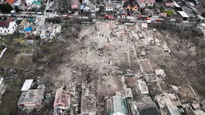 Luftaufnahme von zerstörten Gebäuden nach einem russischen Luftangriff in Saporischschja