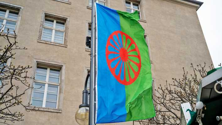 Symbolbild:Am Internationalen Roma-Tag 08.04.2021 wurde vom Bezirksamt Neukölln vor dem Rathaus Neukölln die Roma-Fahne gehisst.(Quelle:picture alliance/dpa/C.Gateau)